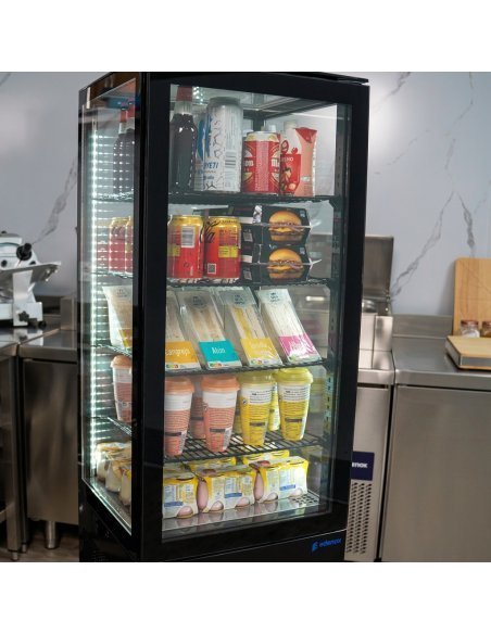 Vitrina expositora refrigerada VIVES-9 HC S1 Edenox | 4 caras de cristal | Capacidad 80 litros | 430 x 390 x 1164 mm. Ambientada